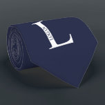 Monogramme personnalisé et Cravate de nom<br><div class="desc">Monogramme personnalisé et cadeau de nom caractéristiques monogramme personnalisé et nom dans le style de police serif classique. Parfait comme cadeaux de fête des pères pour papa,  cadeaux pour les groomsmen et pour toute occasion spéciale.</div>