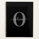Monogramme personnalisé Nom de script noir blanc g<br><div class="desc">Ce monogramme élégant et design de nom de script peut être offert en cadeau pour un anniversaire, mariage, douche nuptiale, anniversaire, fête des mères ou toute occasion. Il peut être personnalisé avec l'initiale et le nom de la personne. Vous pouvez modifier la police, la couleur de police, la taille de...</div>