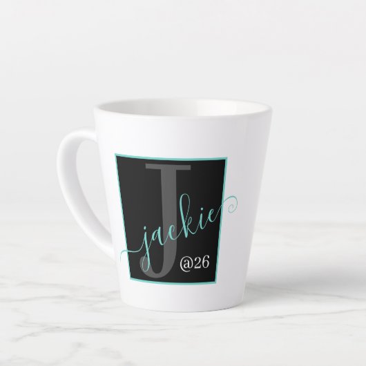 Monogramme personnalisé Nom du script Latte Mug (Angle gauche)
