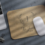 monogramme personnalisé nom élégant chic<br><div class="desc">Nom de famille monogrammed moderne élégant rustique élégant élégant élégant élégant élégant élégant burlap beige clair personnalisé mousepad.        Un cadeau moderne pour les mariages,  anniversaires,  Thanksgiving,  Noël ou toute autre occasion.</div>
