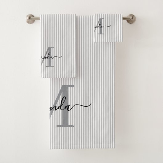 Monogramme personnalisé rayures grises et blanches (En situation)