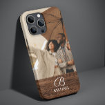 Monogramme Photo Bois Bois Bois Bois Bois Nom pers<br><div class="desc">Monogram Photo Wood Grain Timber Personnalisé Nom coques iphone présente votre photo préférée avec votre nom personnalisé et monogramme sur un accent en bois. Personnalisez en modifiant le texte dans les zones de texte fournies. Conçu par ©Evco Studio www.zazzle.com/store/evcostudio</div>