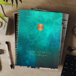 Monogramme professionnel aquarelle vert<br><div class="desc">Un planificateur de bureau moderne sophistiqué et glamour professionnel de luxe avec un arrière - plan d'aquarelle vert émeraude profond lavé et une bonne parties scintillant en cuivre entouré d'une initiale monogramme personnel ou entreprise. Parfait pour la maison bureau de concepteur d'intérieur, salon de beauté, styliste, architecte, artiste, consultant, manager,...</div>