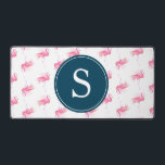 Monogramme rose Flamant rose mou<br><div class="desc">Éclairez votre espace de travail avec ce tapis de bureau personnalisable, avec un motif fantaisiste de flamants roses aquarelles et votre choix d'un mignon monogramme ou logo d'entreprise en blanc sur un arrière - plan bleu marine. À la fois élégant et pratique, c’est l’ajout parfait à votre décor de bureau...</div>