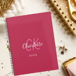 Monogramme rose magenta initiales nom 2025<br><div class="desc">Un magenta,  arrière - plan rose foncé et texte blanc. Personnalisez et ajoutez vos initiales monographiques,  votre nom et une année.</div>