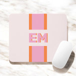 Monogramme rose orange rétro<br><div class="desc">Améliorez votre espace de travail grâce à une mousepad personnalisée alliant charme vintage et fonctionnalité moderne. Votre monogramme prend le devant de la scène dans une police sans serif audacieuse, renforcée par un effet d'ombre portée qui ajoute profondeur et dimension. La palette de couleurs rétro apporte une touche ludique mais...</div>