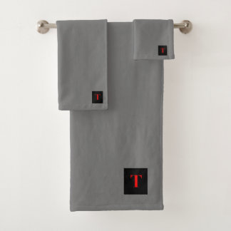 MONOGRAMME ROUGE INITIAL T SUR LE JEU DE SERVIETTE