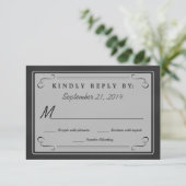 Monogramme RSVP sur tableau noir à coeurs (Debout devant)