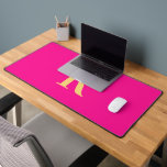 Monogramme simple moderne<br><div class="desc">Il s'agit d'un monogramme simple, moderne et personnalisé. Ce design élégant est en tendance rose chaud / fuchsia avec typographie stylisée. Il est parfait pour un cadeau personnalisé ou idéal comme un cadeau mignon pour vous-même et est parfait pour votre maison, bureau, bureau ou salle d'études ou d'artisanat. Ajoutez simplement...</div>