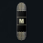 Monogramme Skateboard avec Vagues sur Noir<br><div class="desc">Ce skateboard personnalisable est livré avec un monogramme et des ondes numériques abstraites de chaque côté. La police,  la taille et la couleur du monogramme peuvent être modifiées. L'arrière - plan est noir mais vous pouvez le changer aussi. Planche à roulettes à l'air moderne.</div>
