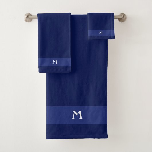 Monogramme sur le jeu de serviettes de bain bleu m (En situation)