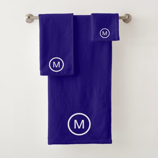 Monogramme sur l'ensemble de serviettes de bain bl (En situation)