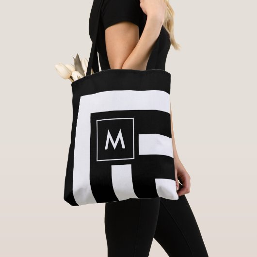 Monogramme sur Sac fourre-tout rayé noir et blanc (De près)