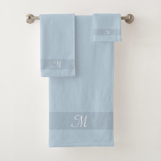 Monogramme sur serviettes de bain teintes bleu mer (En situation)