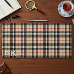 Monogramme tan rustique blanc et tarte noir<br><div class="desc">Protégez votre bureau dans un style personnalisé avec ce tapis de bureau plaid personnalisé. Doté d'un motif écossais classique à chameau bronzé, blanc et noir, ce grand tapis de bureau est l'accessoire parfait pour votre bureau à domicile ou votre installation de jeu. Le socle en caoutchouc antidérapant et la surface...</div>