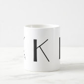 Monogramme tasse moderne noire et blanche de K (Centre)