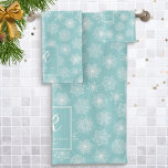 Monogramme Turquoise Aqua Snowflakes Hiver côtier<br><div class="desc">Ces serviettes de bain personnalisées avec un élégant flocon de neige motif en aqua turquoise bleu et blanc sont mignonnes pour les vacances décoration de salle de bain.</div>