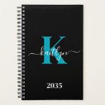 Monogramme Turquoise noir moderne<br><div class="desc">Ce simple, élégant noir 5, 5 x 8, 5 soft planner avec votre prénom dans une police de script tendance en blanc tapé sur votre première initiale dans une police casquette moderne en turquoise est parfait pour vous. C'est design, tendance et pourtant très classique. Il facilitera la tenue des rendez-vous,...</div>