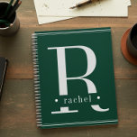 Monogramme vert et blanc minimal<br><div class="desc">Ce design simple mais élégant ajoute du style et de la grâce à votre bureau avec son design sombre et élégant minimaliste dans le vert et blanc de la forêt riche. Elégant, moderne et sobre, c'est le moyen parfait pour garder ses jours organisés. Personnalisé avec un nom et une initiale,...</div>