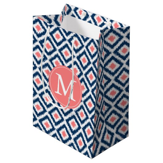 Monogrammed Blue en Coral Diamonds Ikat Pattern Medium Cadeauzakje (Voorkant Gekanteld)