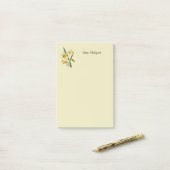 Monogrammed daffodil Post-it Notes (Sur un bureau)