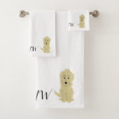 Monogrammed Geel Gouden Doddle Dog Design Bad Handdoek (Insitu)