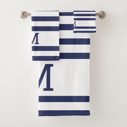 Monogrammed Navy Blue en White Striped Bad Handdoek (Insitu)