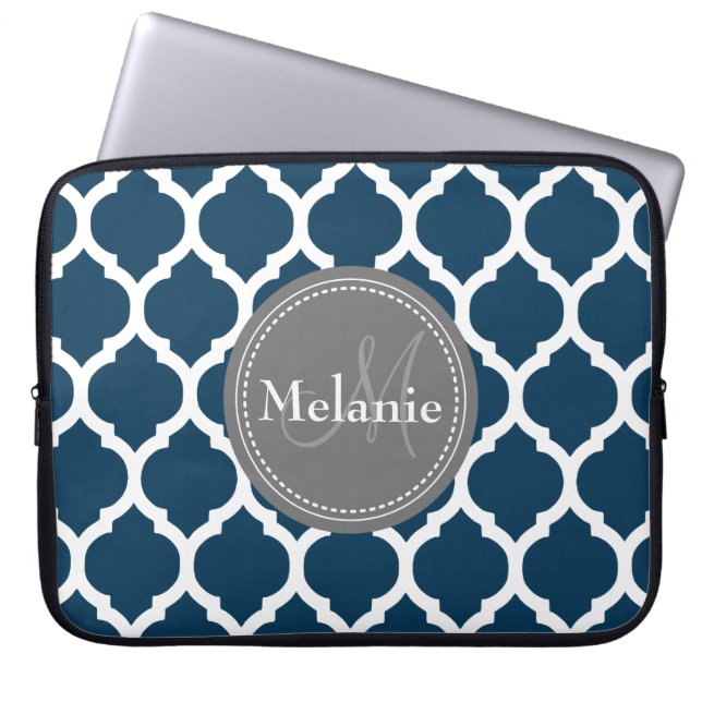 Monogrammed Navy Blue & Grey Quatrefoil Laptop Sleeve (Voorkant)