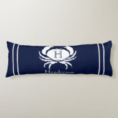 Monogrammed Navy Blue White Crab Nautical Lichaamskussen (Voorkant)