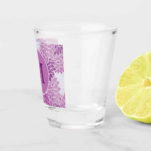 Monogrammed Paarse Floral Pattern Shot Glas (Rechts)