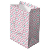 Monogrammed Pink en Mint Diamonds Ikat Pattern Medium Cadeauzakje (Achterkant Gekanteld)