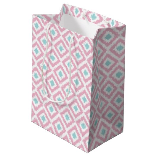 Monogrammed Pink en Mint Diamonds Ikat Pattern Medium Cadeauzakje (Achterkant Gekanteld)