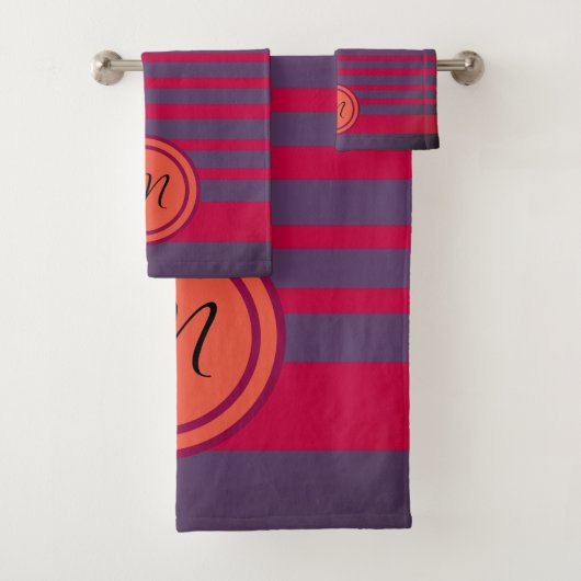 Monogrammed Red Grey Stripes Badkamer Handdoek Set (Insitu)