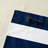 Monogrammed rood anker op Navy Stripes Strandlaken (In situ)