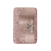 Monogrammed Roos Gold Glitter Drift op roze metale Badmat (Voorkant Verticaal)