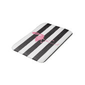 Monogrammed roze flamingo + zwart + witte strepen badmat (Gekanteld)