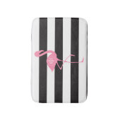 Monogrammed roze flamingo + zwart + witte strepen badmat (Voorkant Verticaal)