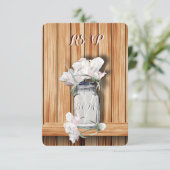 Monogrammed Rustic Mason Jar en Pink Peonies RSVP Kaartje (Staand voorkant)