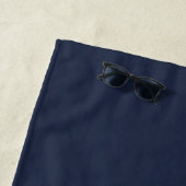 Monogrammed - serviette de plage bleu marine (En situation)