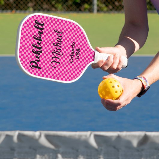 Monogrammed warme roze en roze controles pickleball paddle (Insitu)