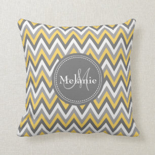 Monogrammed Yellow & Gray Chevron Pattern Kussen