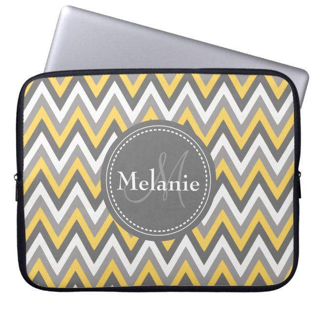 Monogrammed Yellow & Gray Chevron Pattern Laptop Sleeve (Voorkant)