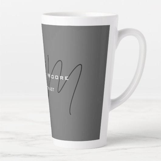 Monogrammed zwart grijs kalligrafie latte mok (Rechts)