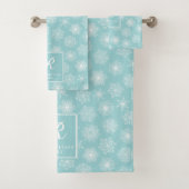 Monogrammen Blauwgroen Aqua Snowflakes Kustwinter Bad Handdoek (Insitu)