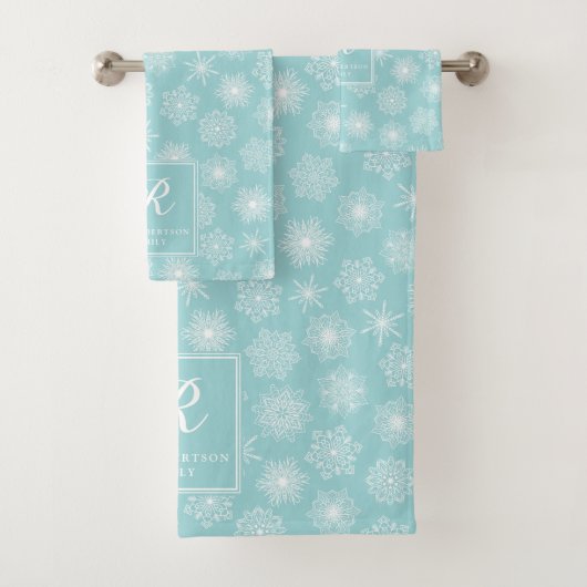 Monogrammen Blauwgroen Aqua Snowflakes Kustwinter Bad Handdoek (Insitu)