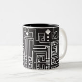 Monogrammen zwart-wit maze Pattern Tweekleurige Koffiemok (Voorkant rechts)