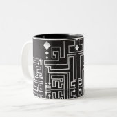 Monogrammen zwart-wit maze Pattern Tweekleurige Koffiemok (Voorkant links)