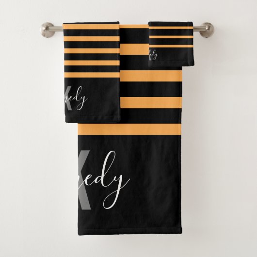 Monogramnaam zwart en Oranje Stripes Pattern  Bad Handdoek (Insitu)