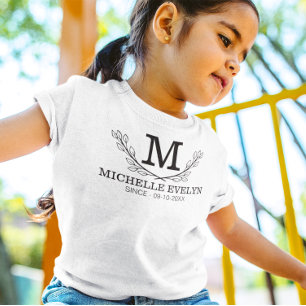 Monogramtijdperk met gepersonaliseerde zwarte en w t-shirt
