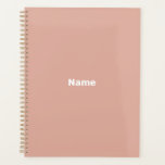 Monographie de l'année de texte personnalisé minim<br><div class="desc">Mini-rose poussiéreux de texte personnalisé année monogramme simple moderne élégant chic agenda personnalisé,  Planner. Texte blanc entièrement personnalisable,  ou vous pouvez simplement le supprimer,  sur un arrière - plan de couleur solide rose poussiéreux. Vous pouvez le customiser avec votre nom,  monogramme,  initiales,  année ou texte personnalisé.</div>
